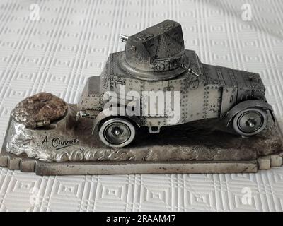 Die-Cast-Schreibtischschschschmuck eines White Laffly French Army Panzerautos mit einem Tintenbehälter. Graben Art. Stockfoto