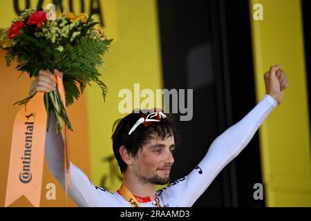 San Sebastian, Spanien. 02. Juli 2023. Der französische Victor Lafay von Cofidis feiert auf dem Podium, nachdem er die zweite Etappe der Tour de France gewonnen hat, ein 208 km langes 9 km-Rennen von Vitoria-Gasteiz nach San Sebastian, Spanien, Sonntag, den 02. Juli 2023. Die diesjährige Tour de France findet vom 01. Bis 23. Juli 2023 statt. BELGA FOTO JASPER JACOBS Kredit: Belga News Agency/Alamy Live News Stockfoto