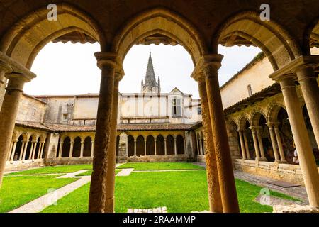 Kreuzgang mit Doppelbögen in der mittelalterlichen Kollegialkirche Saint-Emilion. Das Saint-Emilion, ein bedeutendes Dorf, befindet sich in der Nähe von B Stockfoto