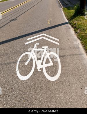 An einem sonnigen Frühlingstag auf der Pennsylvania Avenue West in Warren, Pennsylvania, USA, ein Symbol für eine Radtour Stockfoto