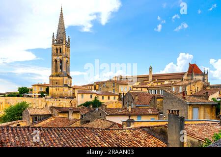 Panoramablick auf das Dorf Saint-Emilion, das sehr wichtige Dorf in der Nähe von Bordeaux. Diese Stadt wuchs um die Legende einer bretonischen Frau auf Stockfoto