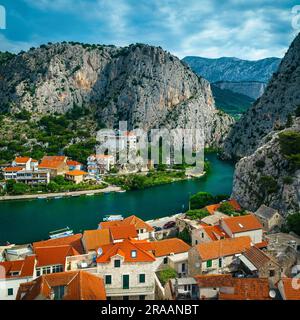 Wunderschöne Aussicht auf den gewundenen Fluss Cetina und Omis. Schlucht mit majestätischem Fluss Cetina, in der Nähe des Omis Resorts. Bekannter Rafting-Ort in Dalmatien, Kroatien, Stockfoto