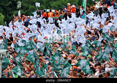 Spielberg, Österreich. 02. Juli 2023. Circuit Atmosphere - Fans in der Haupttribüne. Formel-1-Weltmeisterschaft, Rd 10, Österreichischer Grand Prix, Sonntag, 2. Juli 2023. Spielberg, Österreich. Kredit: James Moy/Alamy Live News Stockfoto