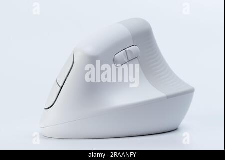Neue ergonomische Computermaus isoliert auf Studiohintergrund Stockfoto