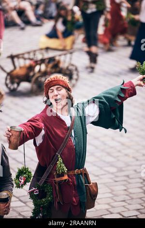 Landshut, Deutschland. 02. Juli 2023. Bei der Landshut Wedding geht die historische Prozession durch die Stadt. Tausende Besucher jubelten, während Braut und Bräutigam durch die herrlich dekorierte Altstadt zogen. Das mittelalterliche historische Spektakel stellt die Ehe der polnischen Prinzessin Hedwig mit dem Reichen von Bayern-Landshut wieder her. Kredit: Tobias C. Köhler/dpa/Alamy Live News Stockfoto