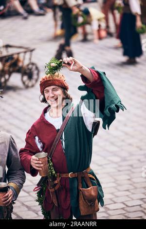 Landshut, Deutschland. 02. Juli 2023. Bei der Landshut Wedding geht die historische Prozession durch die Stadt. Tausende Besucher jubelten, während Braut und Bräutigam durch die herrlich dekorierte Altstadt zogen. Das mittelalterliche historische Spektakel stellt die Ehe der polnischen Prinzessin Hedwig mit dem Reichen von Bayern-Landshut wieder her. Kredit: Tobias C. Köhler/dpa/Alamy Live News Stockfoto