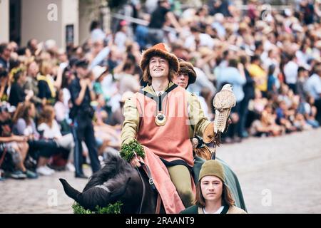 Landshut, Deutschland. 02. Juli 2023. Bei der Landshut Wedding geht die historische Prozession durch die Stadt. Tausende Besucher jubelten, während Braut und Bräutigam durch die herrlich dekorierte Altstadt zogen. Das mittelalterliche historische Spektakel stellt die Ehe der polnischen Prinzessin Hedwig mit dem Reichen von Bayern-Landshut wieder her. Kredit: Tobias C. Köhler/dpa/Alamy Live News Stockfoto