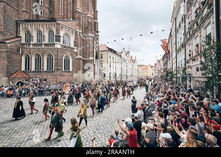 Landshut, Deutschland. 02. Juli 2023. Bei der Landshut Wedding geht die historische Prozession durch die Stadt. Tausende Besucher jubelten, während Braut und Bräutigam durch die herrlich dekorierte Altstadt zogen. Das mittelalterliche historische Spektakel stellt die Ehe der polnischen Prinzessin Hedwig mit dem Reichen von Bayern-Landshut wieder her. Kredit: Tobias C. Köhler/dpa/Alamy Live News Stockfoto