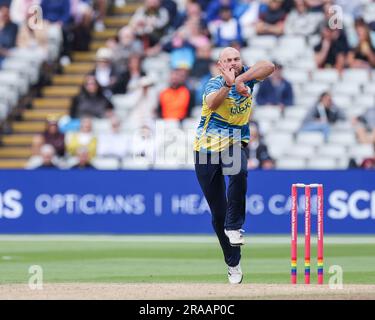 Birmingham, Großbritannien. 02. Juli 2023. Bears' Jake Lintott in Action Bowling während des Vitality T20 Blast Match zwischen Birmingham Bears und Durham am Edgbaston Cricket Ground, Birmingham, England, am 2. Juli 2023. Foto: Stuart Leggett. Nur redaktionelle Verwendung, Lizenz für kommerzielle Verwendung erforderlich. Keine Verwendung bei Wetten, Spielen oder Veröffentlichungen von Clubs/Ligen/Spielern. Kredit: UK Sports Pics Ltd/Alamy Live News Stockfoto