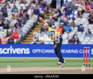 Birmingham, Großbritannien. 02. Juli 2023. Bears' Jake Lintott in Action Bowling während des Vitality T20 Blast Match zwischen Birmingham Bears und Durham am Edgbaston Cricket Ground, Birmingham, England, am 2. Juli 2023. Foto: Stuart Leggett. Nur redaktionelle Verwendung, Lizenz für kommerzielle Verwendung erforderlich. Keine Verwendung bei Wetten, Spielen oder Veröffentlichungen von Clubs/Ligen/Spielern. Kredit: UK Sports Pics Ltd/Alamy Live News Stockfoto