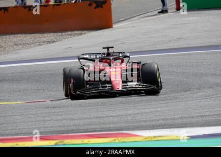 Spielberg, Österreich. 02. Juli 2023. Motorsport: Formel-1-Weltmeisterschaft, österreichischer Grand Prix, Rennen Charles Leclerc aus Monaco vom Ferrari-Team ist auf der Rennstrecke in Spielberg. Kredit: Hasan Bratic/dpa/Alamy Live News Stockfoto