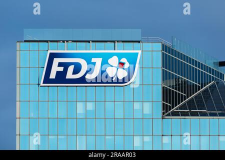 Schild und Logo auf der Fassade des Gebäudes, in dem sich der Hauptsitz von Francoise des Jeux (FDJ) befindet, dem französischen Veranstalter nationaler Lotteriespiele Stockfoto