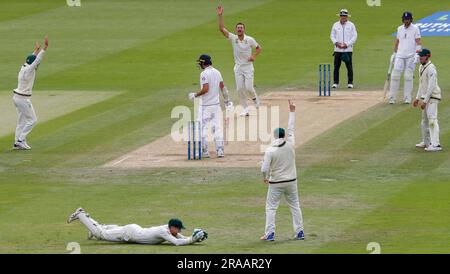 London, England. 2. Juli 2023. Australiens Josh Hazlewood appelliert erfolglos gegen Englands James Anderson während des zweiten Ashes-Tests bei Lords. Das Bild sollte lauten: Ben Whitley/Alamy Live News. Stockfoto