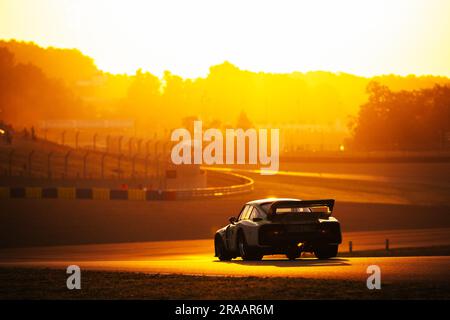 Le Mans, Frankreich. 02. Juli 2023. Porsche 935, Action, Sunrise während des Le Mans Classic 2023 vom 1. Bis 3. Juli 2023 auf dem Circuit des 24 Heures du Mans, in Le Mans, Frankreich - Foto Damien Saulnier/DPPI Credit: DPPI Media/Alamy Live News Stockfoto