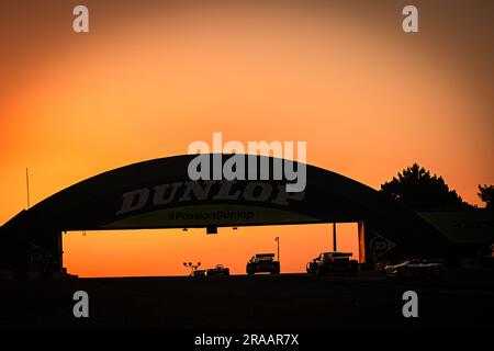 Le Mans, Frankreich. 02. Juli 2023. Action, Sunrise während des Le Mans Classic 2023 vom 1. Bis 3. Juli 2023 auf dem Circuit des 24 Heures du Mans, in Le Mans, Frankreich - Foto Damien Saulnier/DPPI Credit: DPPI Media/Alamy Live News Stockfoto