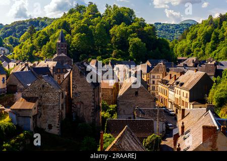 Erhöhte Aussicht auf die kleine Stadt Rochefort-Montagne, Frankreich. Rochefort-Montagne ist eine Gemeinde im Departement Puy-de-Dôme in der Auvergne in Mittelfrankreich. Stockfoto