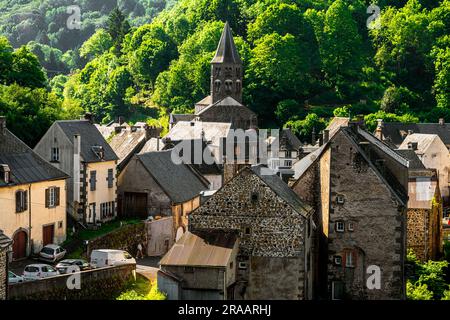 Erhöhte Aussicht auf die kleine Stadt Rochefort-Montagne, Frankreich. Rochefort-Montagne ist eine Gemeinde im Departement Puy-de-Dôme in der Auvergne in Mittelfrankreich. Stockfoto