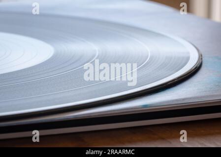 Nahaufnahme der Vinylaufnahme auf der Tischplatte Stockfoto