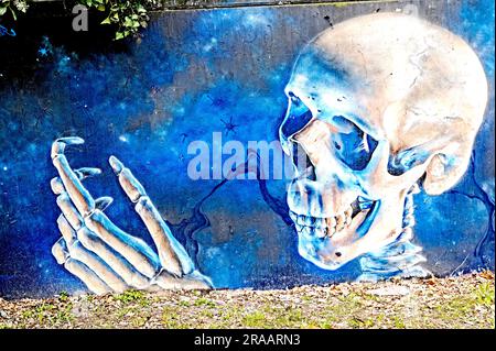 Totenkopf an einer Mauer (Graffito); Schädel (Graffito) an einer Wand Stockfoto