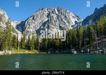 Colchuck Lake unter dem Dragontail Peak in den Stuart Mountains, Cascade Range, Washington. Stockfoto