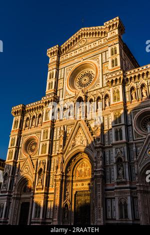 Haupt- und Westseite der Kathedrale von Florenz (oder Duomo) in Florenz in der Dämmerung, Toskana, Italien Stockfoto