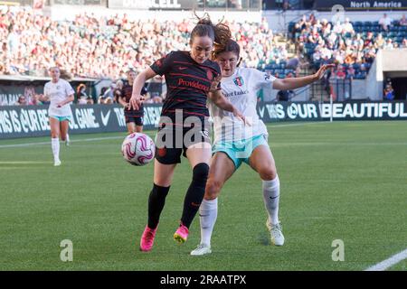 Portland, USA. 01. Juli 2023. Michelle Vasconcelos (15) der Dornen kommt in Kansas' Izzy Rodriguez herum. Der Kansas City Current besiegte den Portland Thorns Football Club 1-0 am 1. Juli 2023 im Providence Park in Portland, Oregon. Michelle Cooper von Kansas erzielte in der ersten Hälfte das einzige Tor auf einem Elfmeterball. (Foto: John Rudoff/Sipa USA) Guthaben: SIPA USA/Alamy Live News Stockfoto