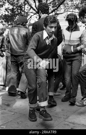 Teddy Boys, 1970er King Road, Chelsea. Teenager Samstagnachmittag in der Kings Road, ein improvisierter Jive einer Gruppe von Teds. Chelsea, London, England um 1977. 70S GB HOMER SYKES Stockfoto