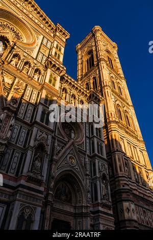 Haupt- und Westseite der Kathedrale von Florenz (oder Duomo) und Giottos Campanile in Florenz bei Sonnenuntergang, Toskana, Italien Stockfoto