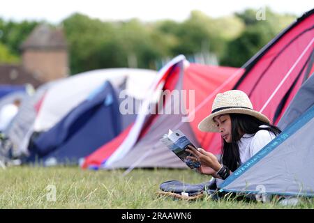 Ein Zuschauer liest das Wimbledon-Programm aus den Schlangen vor den Meisterschaften, die am Montag beginnen. Foto: Sonntag, 2. Juli 2023. Stockfoto