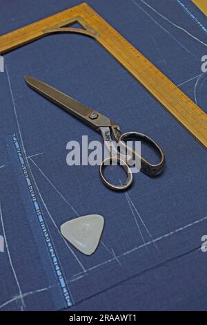Alte Schneidermaßstab- und Schere-Engelslineal im Vintage-Stil Stockfoto