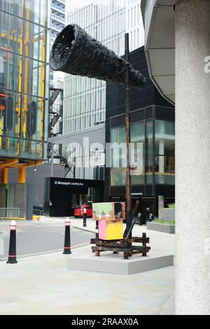 London, Großbritannien. 02. Juli 2023 Skulptur in der Stadt. Skulptur „Untitled: Megaphone“ von Phyllida Barlow auf Undershaft. Kredit: Waldemar Sikora/Alamy Live News Stockfoto