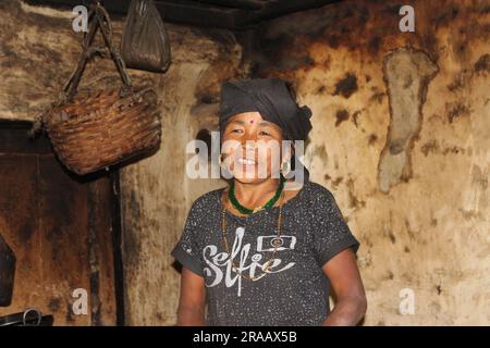 Eine nepalesische Limbuni Mutter in ihrem traditionellen nepalesischen Haus in Taplejung, Nepal Stockfoto