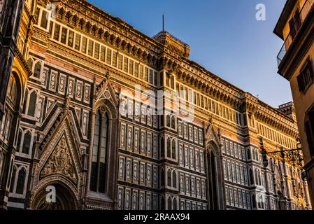 Nördliche Seite der Kathedrale von Florenz (oder Dom) in Florenz bei Sonnenuntergang, Toskana, Italien Stockfoto