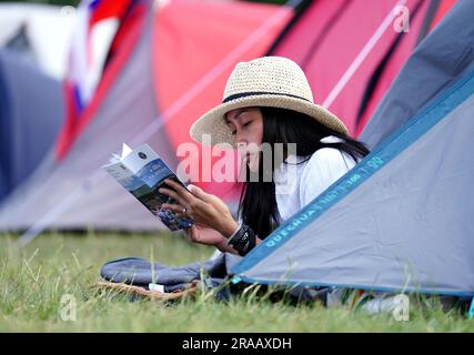 Ein Zuschauer liest das Wimbledon-Programm aus den Schlangen vor den Meisterschaften, die am Montag beginnen. Foto: Sonntag, 2. Juli 2023. Stockfoto