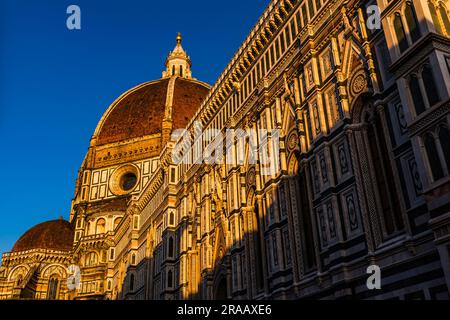 Nordseite der Kathedrale von Florenz (oder Dom) in Florenz bei Sonnenuntergang, Toskana, Italien Stockfoto