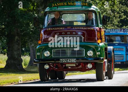 East Lothian, Schottland, Vereinigtes Königreich, 2. Juli 2023. Räder von gestern: Die jährliche Joggingtour der Scottish Association of Vehicles führt Besitzer von Oldtimern durch die Landschaft zu den malerischen Landschaften des Lennoxlove House. Im Bild: Ein Oldtimer in Lennoxlove. Kredit: Sally Anderson/Alamy Live News Stockfoto
