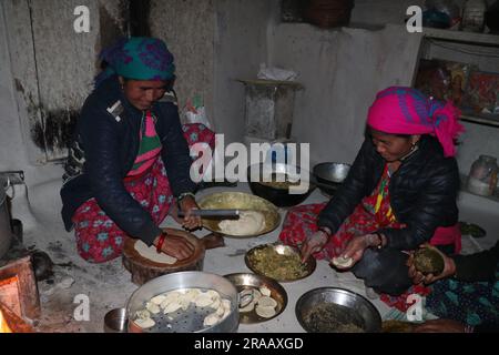 Im Himalaya Firewood Momo in Darchula werden köstliche Nepali Momo Teigtaschen zubereitet Stockfoto