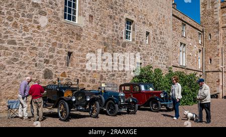 East Lothian, Schottland, Vereinigtes Königreich, 2. Juli 2023. Räder von gestern: Die jährliche Joggingtour der Scottish Association of Vehicles führt Besitzer von Oldtimern durch die Landschaft zu den malerischen Landschaften des Lennoxlove House. Abbildung: Enthusiasten bewundern die alten Autos, darunter einen alten 1920 Model T Ford, 1926 Morris Bullnose und 1936 Austin Ascot. Kredit: Sally Anderson/Alamy Live News Stockfoto