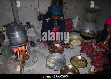 Im Himalaya Firewood Momo in Darchula werden köstliche Nepali Momo Teigtaschen zubereitet Stockfoto