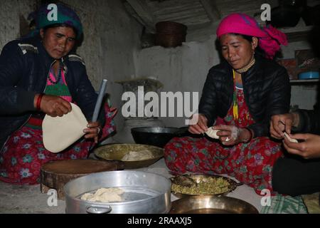 Im Himalaya Firewood Momo in Darchula werden köstliche Nepali Momo Teigtaschen zubereitet Stockfoto