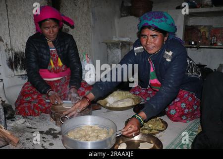 Im Himalaya Firewood Momo in Darchula werden köstliche Nepali Momo Teigtaschen zubereitet Stockfoto