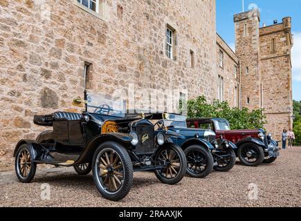 East Lothian, Schottland, Vereinigtes Königreich, 2. Juli 2023. Räder von gestern: Die jährliche Joggingtour der Scottish Association of Vehicles führt Besitzer von Oldtimern durch die Landschaft zu den malerischen Landschaften des Lennoxlove House. Abbildung: Oldtimer, darunter ein 1920 Model T Ford, 1926 Morris Bullnose und 1936 Austin Ascot. Kredit: Sally Anderson/Alamy Live News Stockfoto