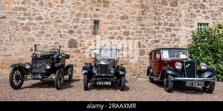 East Lothian, Schottland, Vereinigtes Königreich, 2. Juli 2023. Räder von gestern: Die jährliche Joggingtour der Scottish Association of Vehicles führt Besitzer von Oldtimern durch die Landschaft zu den malerischen Landschaften des Lennoxlove House. Abbildung: Oldtimer, darunter ein 1920 Model T Ford, 1926 Morris Bullnose und 1936 Austin Ascot. Kredit: Sally Anderson/Alamy Live News Stockfoto