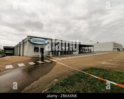 Roanne, Auvergne Rhone Alpes, Frankreich. 2. Juli 2023. Ein Centrakor-Laden brannte wegen Unruhen nieder. In den Gegenden Frankreichs wurden Autos, Geschäfte und Geschäfte als Reaktion auf den Mord an Nahel, einem 17-jährigen Teenager, durch die Polizei in Nanterre, nahe Paris, in Brand gesetzt. (Kreditbild: © Adrien Fillon/ZUMA Press Wire) NUR REDAKTIONELLE VERWENDUNG! Nicht für den kommerziellen GEBRAUCH! Stockfoto