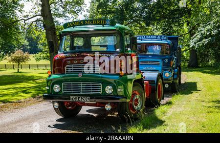 East Lothian, Schottland, Vereinigtes Königreich, 2. Juli 2023. Räder von gestern: Die jährliche Joggingtour der Scottish Association of Vehicles führt Besitzer von Oldtimern durch die Landschaft zu den malerischen Landschaften des Lennoxlove House. Abbildung: Oldtimer. Kredit: Sally Anderson/Alamy Live News Stockfoto