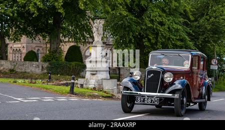 East Lothian, Schottland, Vereinigtes Königreich, 2. Juli 2023. Räder von gestern: Die jährliche Joggingtour der Scottish Association of Vehicle Enthusiasts führt Besitzer von Oldtimern durch die Landschaft. Abbildung: Ein altes Auto aus dem Jahr 1936 in Austin Ascot fährt durch das Dorf East Saltoun. Kredit: Sally Anderson/Alamy Live News Stockfoto