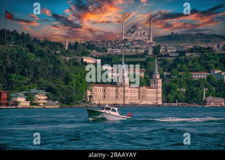 Bootsfahrt mit gemieteter Yacht am Bosporus Sea, Kuleli Military School und Küstenlandschaft auf der asiatischen Seite mit luxuriösem Lifestyle-Stadtbild im Hintergrund. Stockfoto