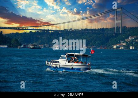 Bootsfahrt mit gemieteter Yacht auf dem Bosporus, der Kuleli Military School und der asiatischen Küstenlandschaft mit luxuriösem Lebensstil im Hintergrund. Stockfoto