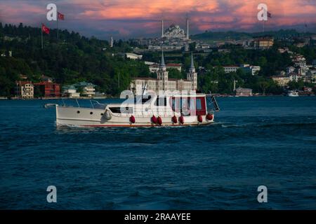 Bootsfahrt mit gemieteter Yacht auf dem Bosporus, der Kuleli Military School und der asiatischen Küstenlandschaft mit luxuriösem Lebensstil im Hintergrund. Stockfoto