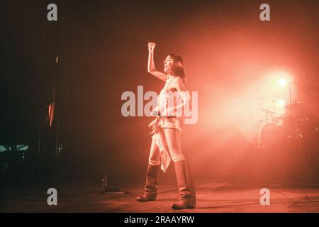 Roskilde, Dänemark. 01., Juli 2023. Die amerikanische Sängerin Caroline Polachek tritt während des dänischen Musikfestivals Roskilde Festival 2023 in Roskilde ein Live-Konzert auf. (Foto: Gonzales Photo - Lasse Lagoni). Stockfoto